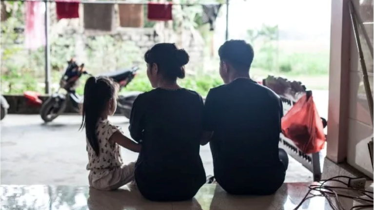 Pham Thi Thanh Huyen, 17 ans, travailleuse migrante potentielle, avec son frère et sa sœur dans leur maison de la province de Nghe An, Vietnam. Extrait de l'article «Risk, rewards and remittances in Vietnam's Nghe An province» par Sen Nguyen / Photo: Koach Coach/Al Jazeera