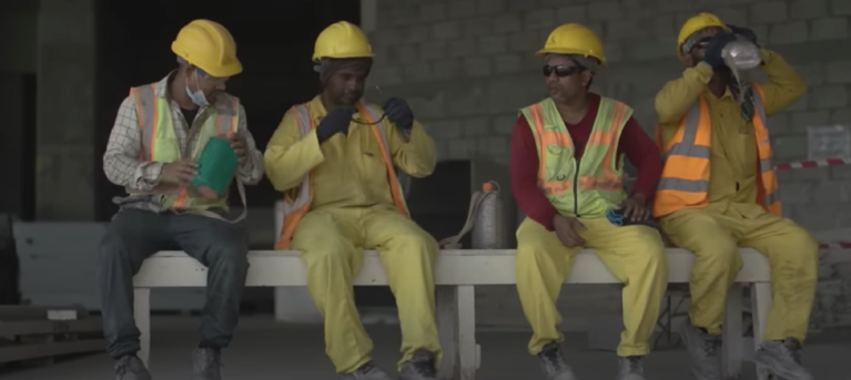 Trabajadores migrantes en Qatar retratados en el reportaje de vídeo "Too Hot To Work" de Tom Laffay, Jacob Templin, Justine Simons, Karif Wat, Ed Kashi, Aryn Baker, Elijah Wolfson y Diane Tsai.